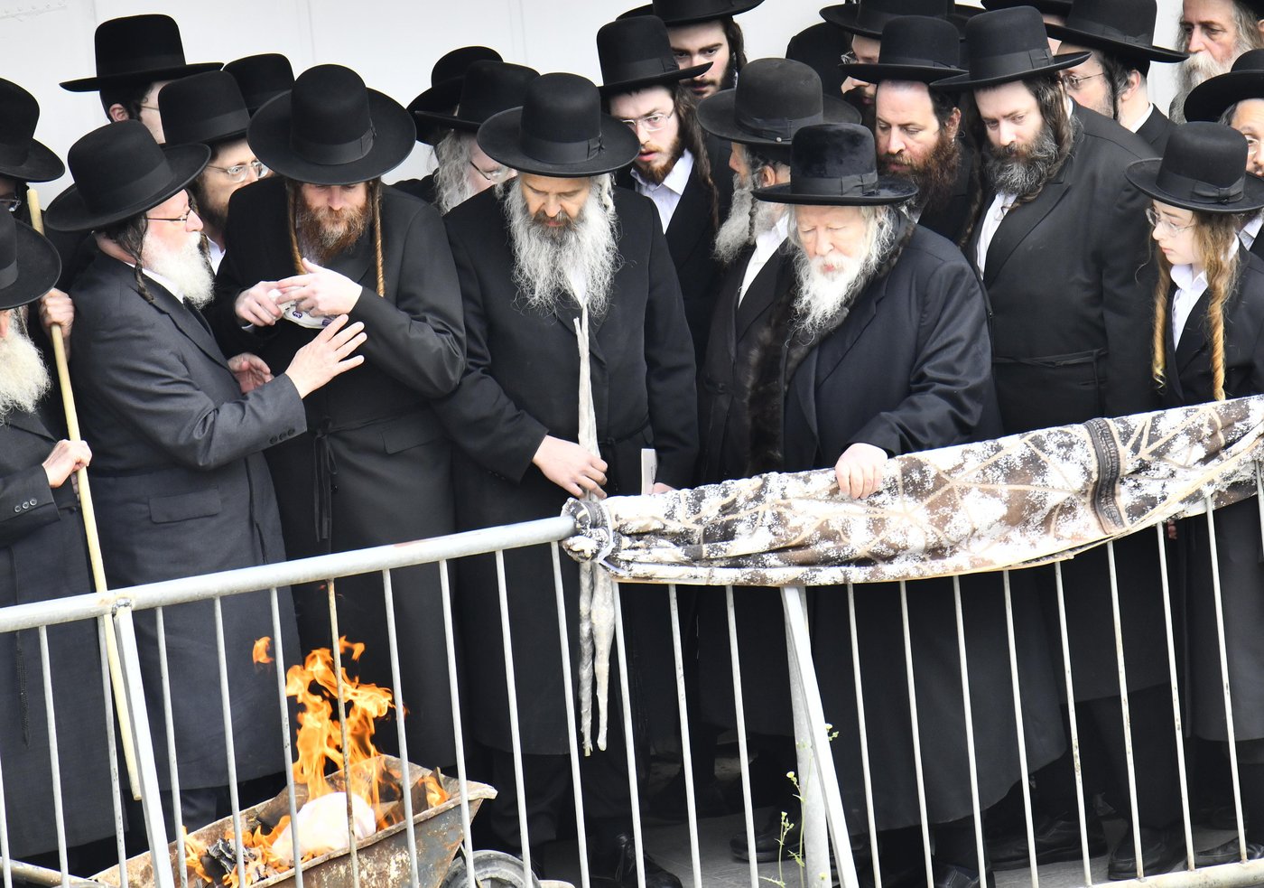 האדמו"ר מגור בשריפת חמץ