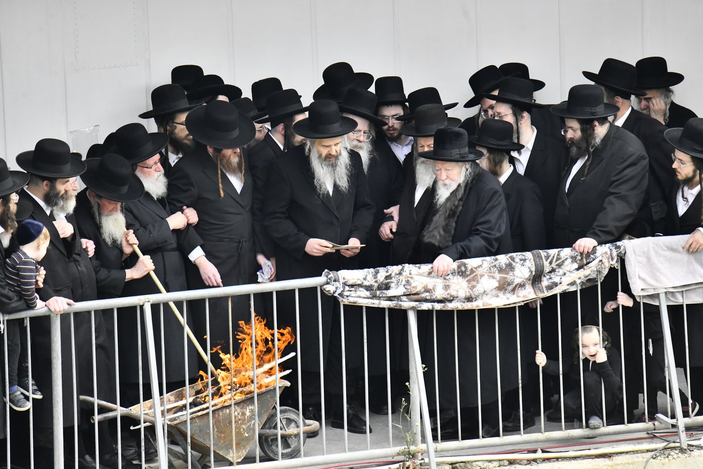 האדמו"ר מגור בשריפת חמץ