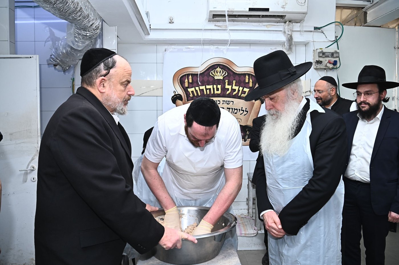 הגאון רבי דוד חנניה פינטו באפיית מצות