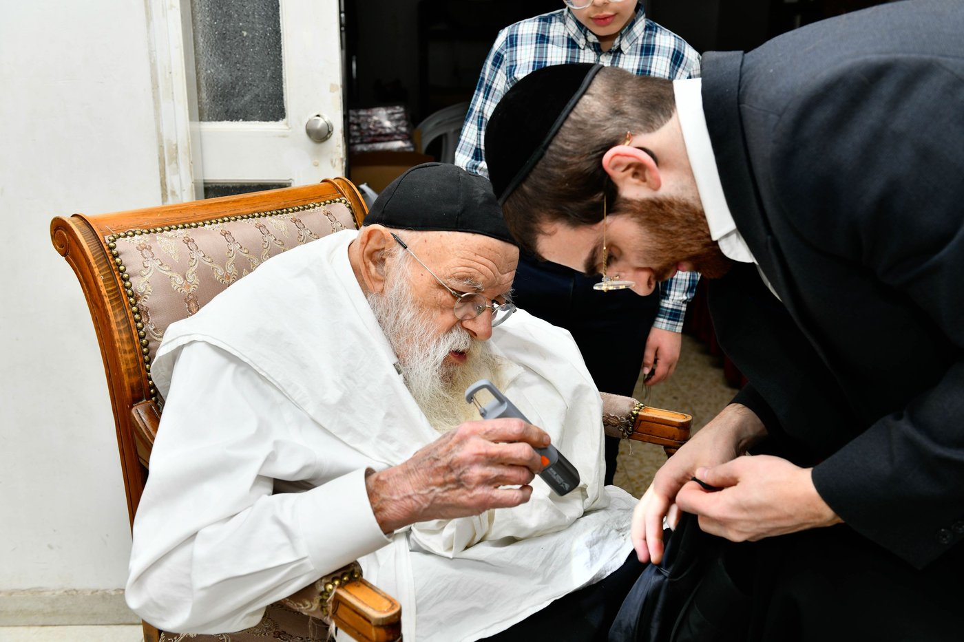 הגאון רבי מאיר גריינמן בבדיקת חמץ