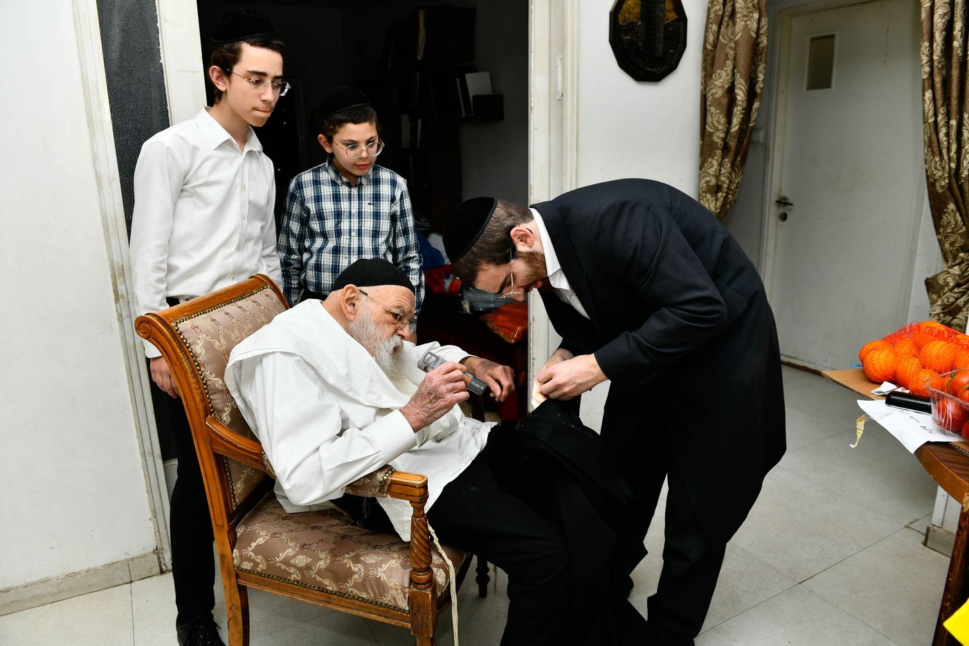הגאון רבי מאיר גריינמן בבדיקת חמץ