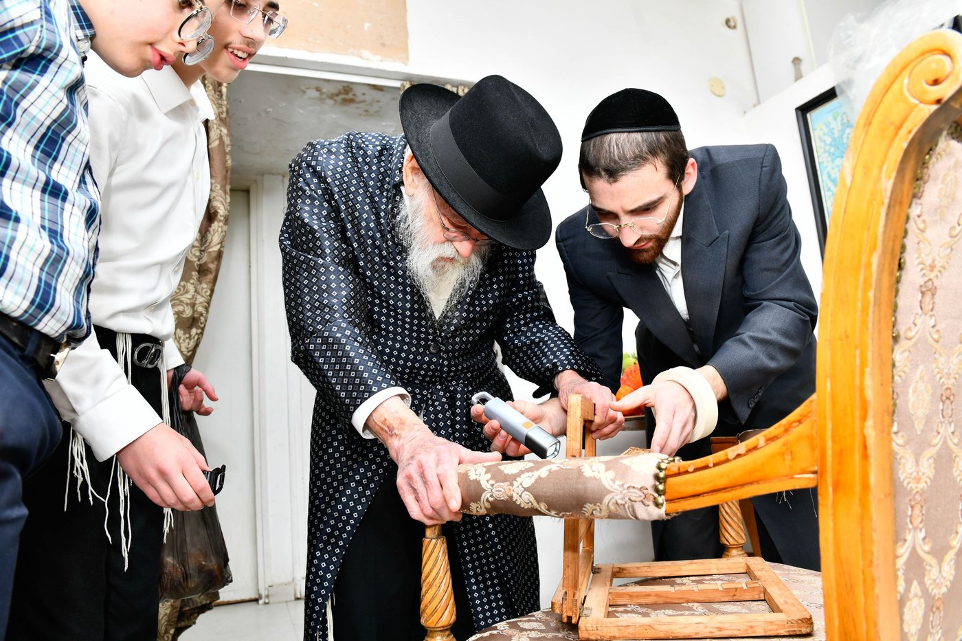 הגאון רבי מאיר גריינמן בבדיקת חמץ