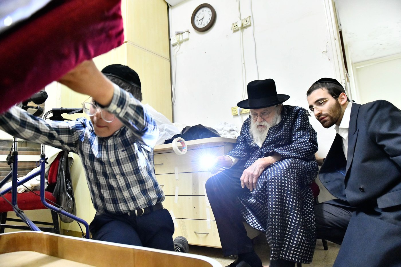 הגאון רבי מאיר גריינמן בבדיקת חמץ