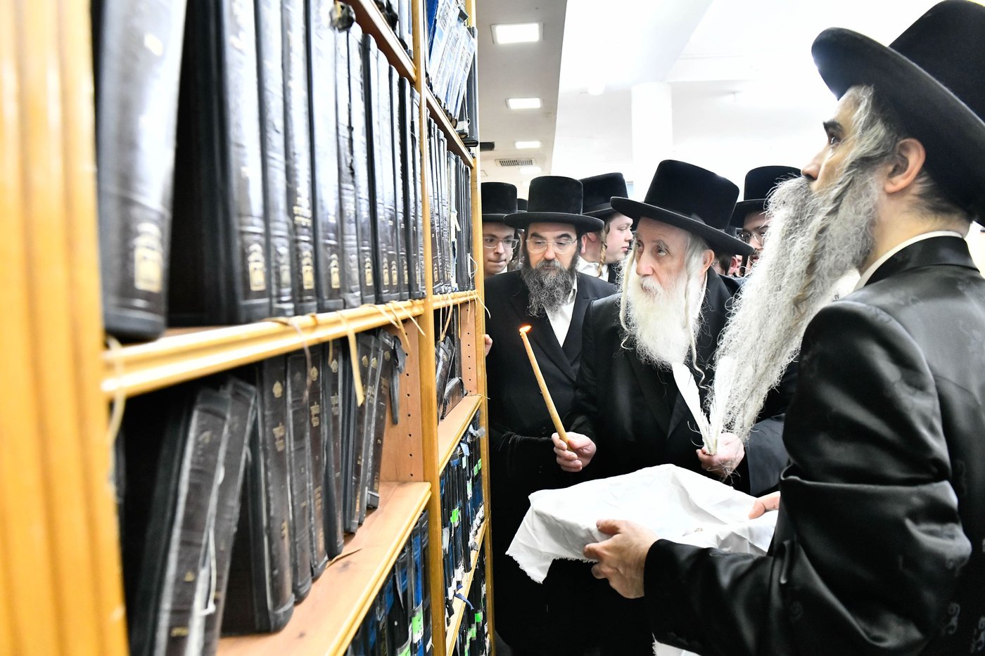 האדמו"ר ממחנובקא בעלזא בבדיקת חמץ