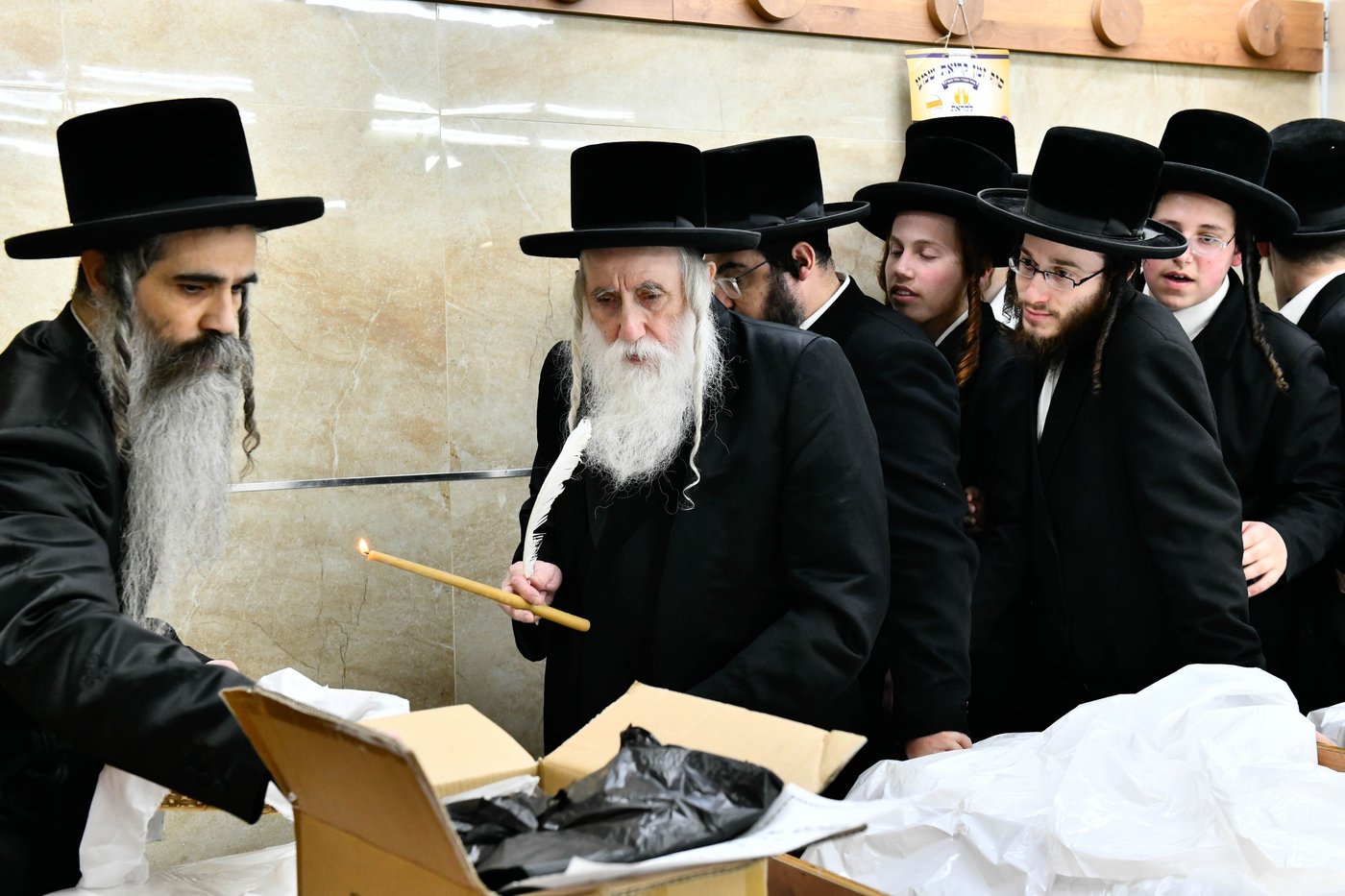 האדמו"ר ממחנובקא בעלזא בבדיקת חמץ