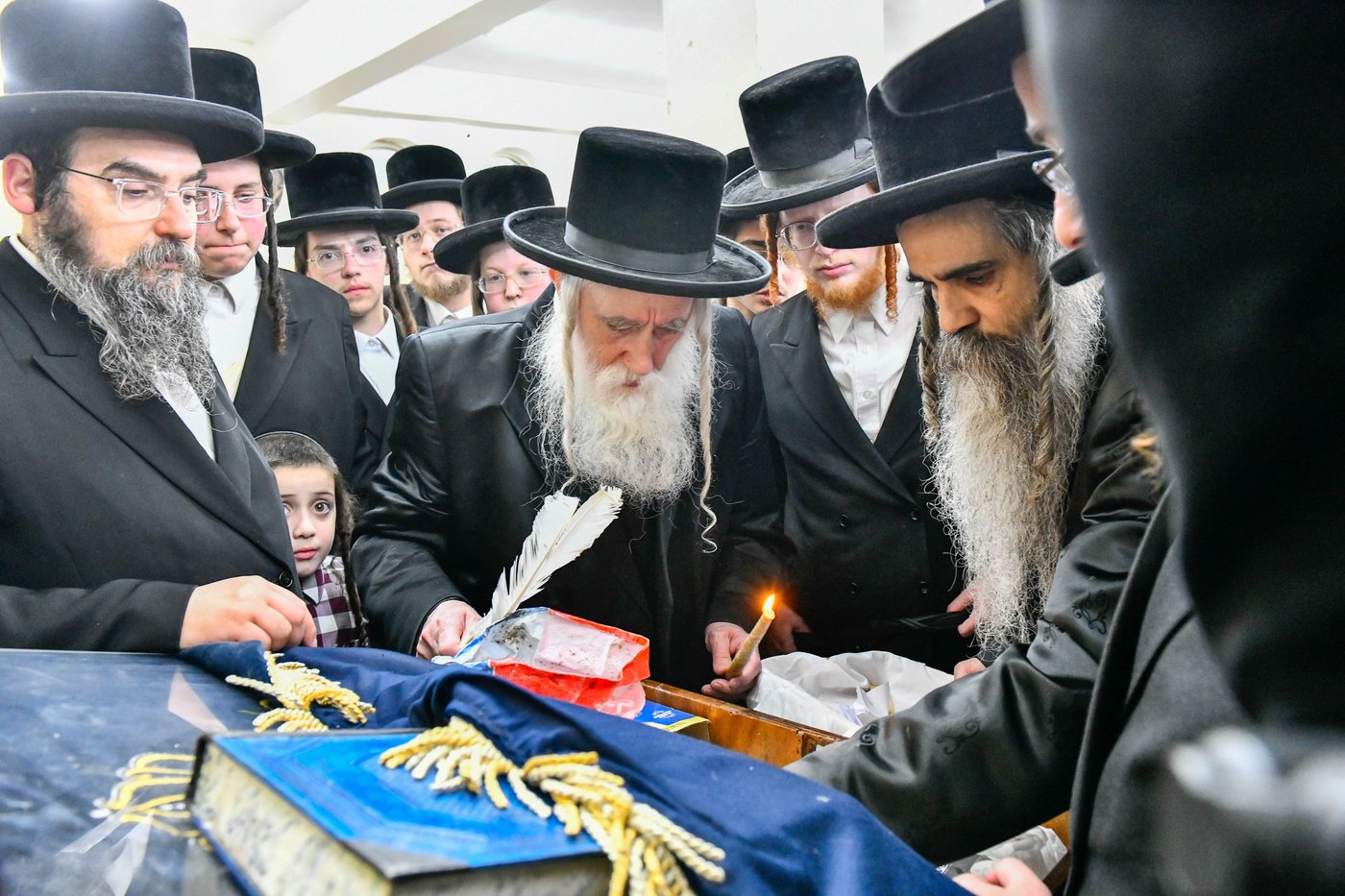 האדמו"ר ממחנובקא בעלזא בבדיקת חמץ