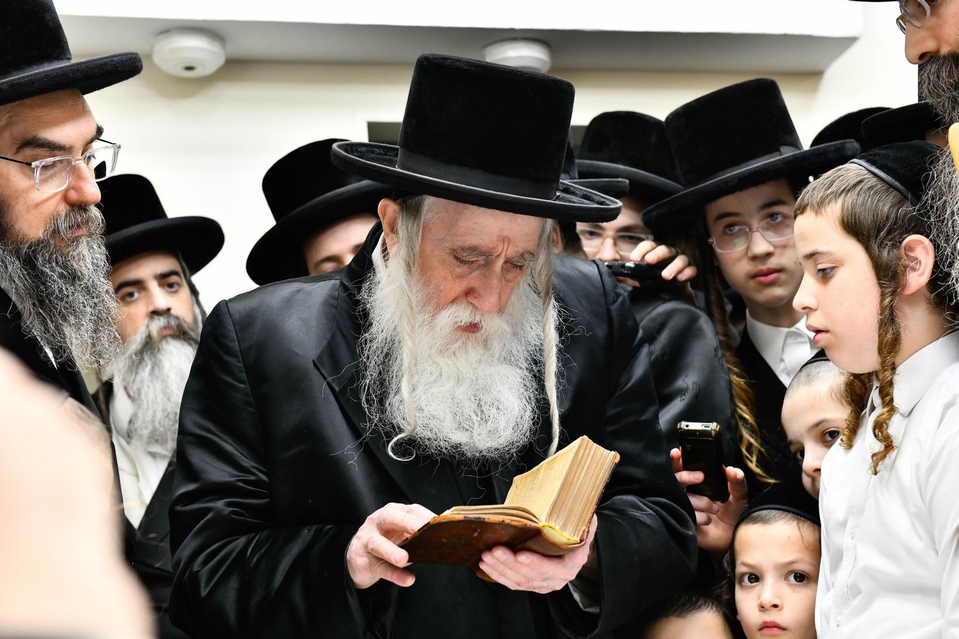 האדמו"ר ממחנובקא בעלזא בבדיקת חמץ