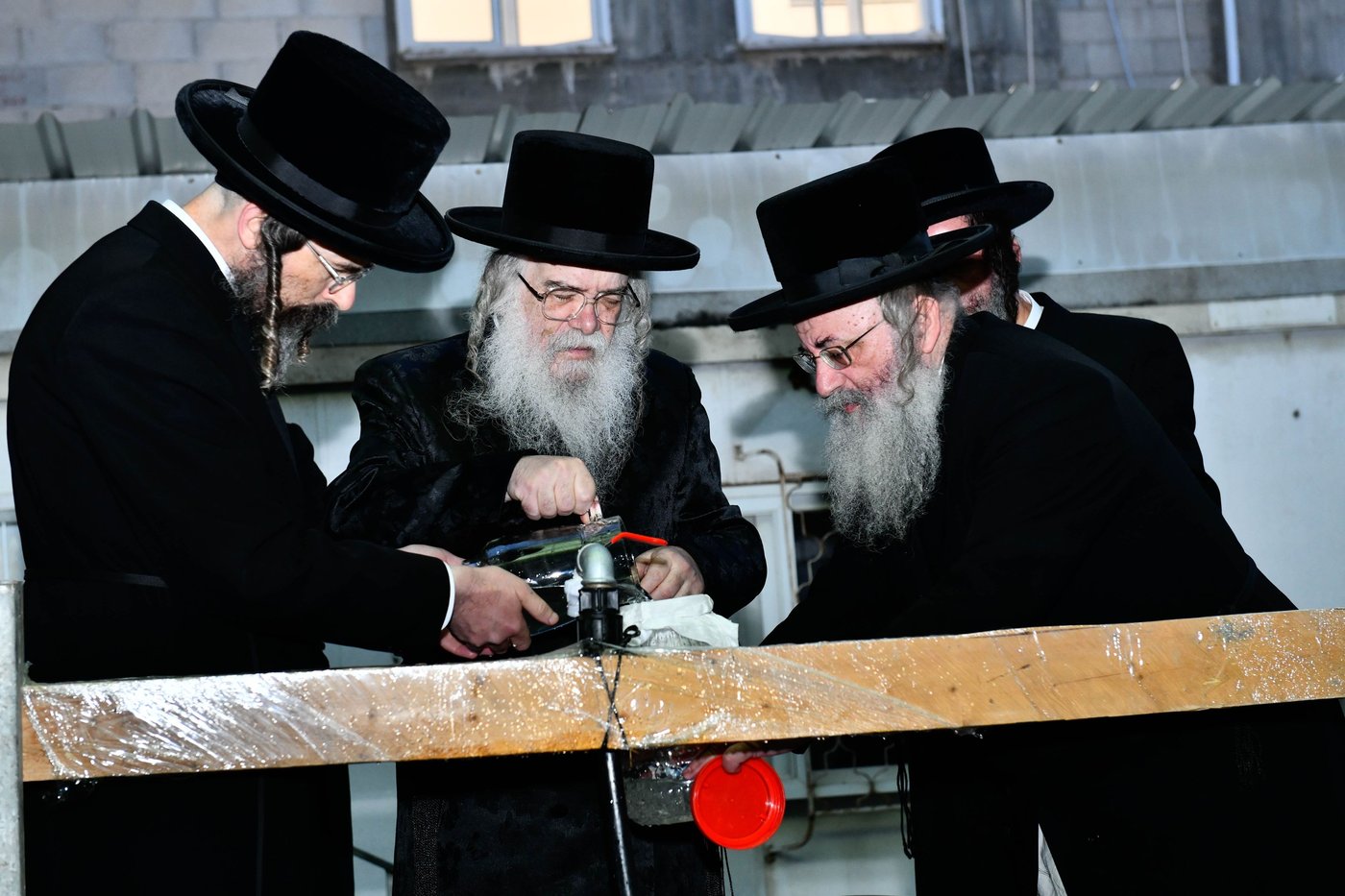 האדמו"ר מדארג בשאיבת מים שלנו