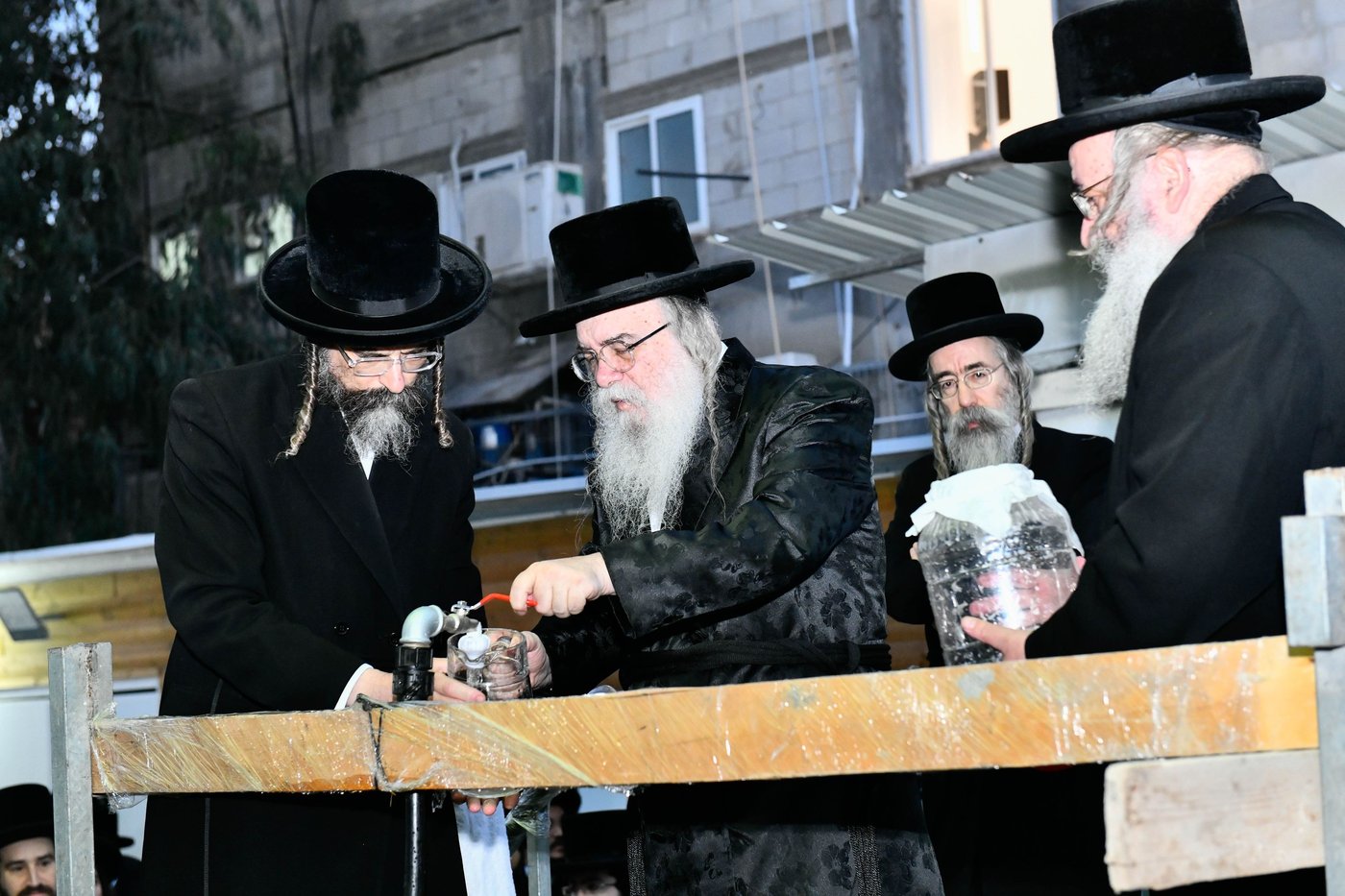 האדמו"ר מדארג בשאיבת מים שלנו
