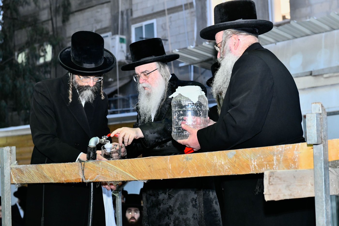 האדמו"ר מדארג בשאיבת מים שלנו