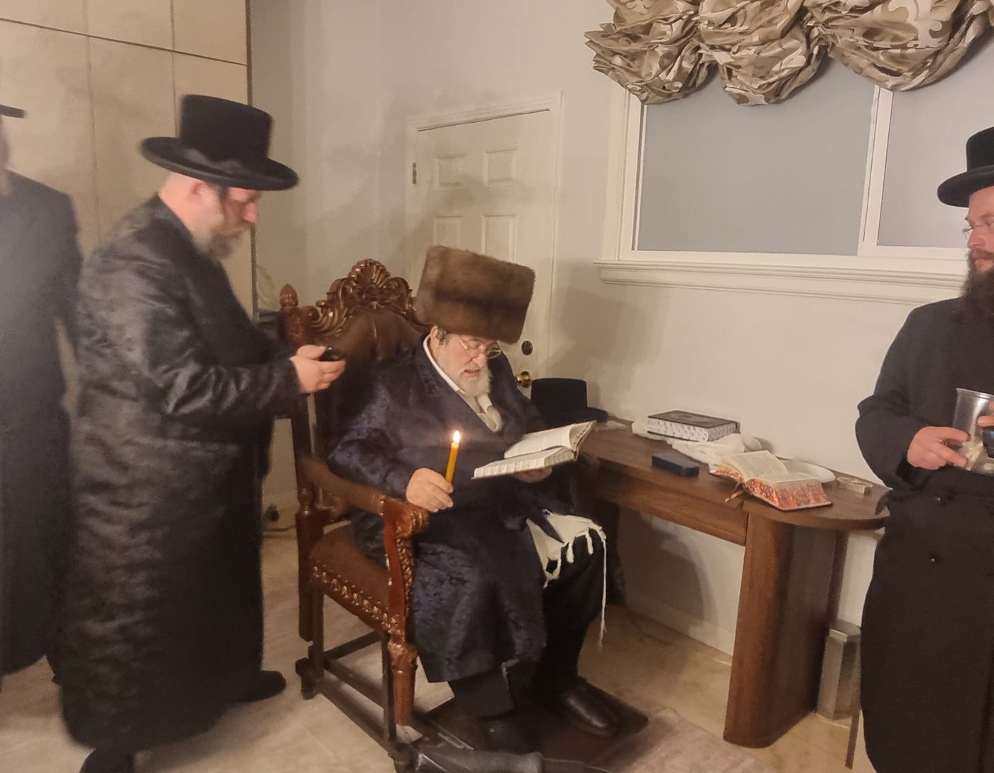האדמו"ר מויז'ניץ בבדיקת חמץ בלוס אנג'לס