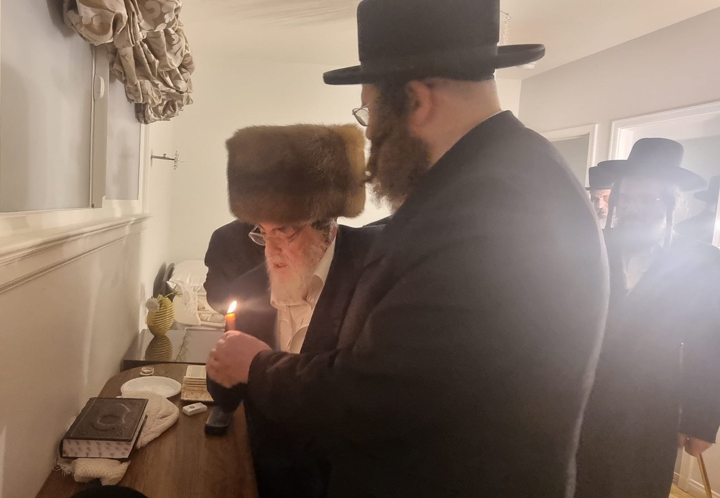 האדמו"ר מויז'ניץ בבדיקת חמץ בלוס אנג'לס