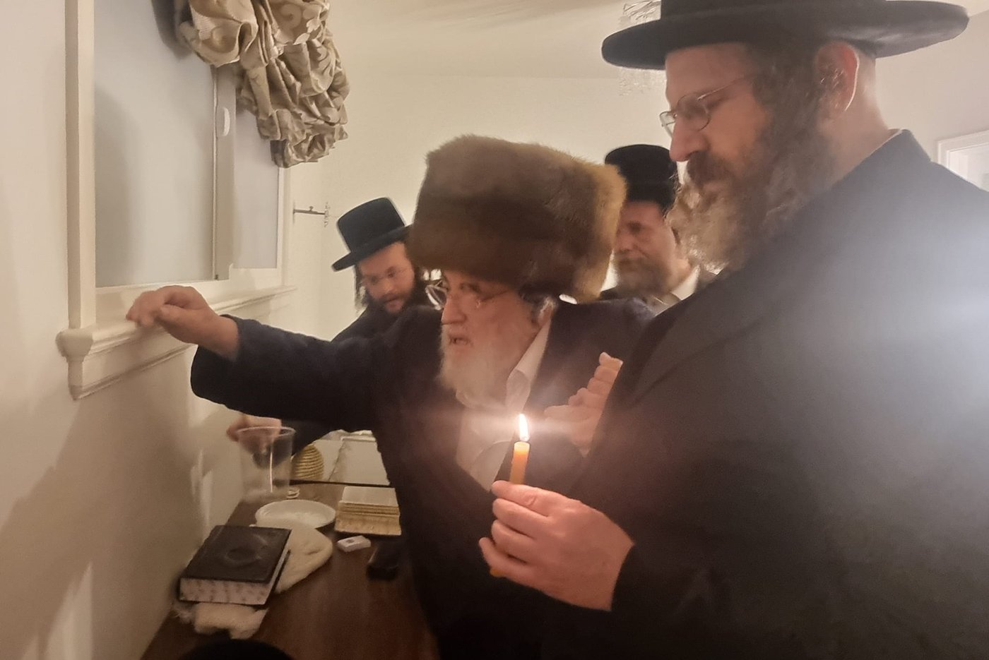 האדמו"ר מויז'ניץ בבדיקת חמץ בלוס אנג'לס
