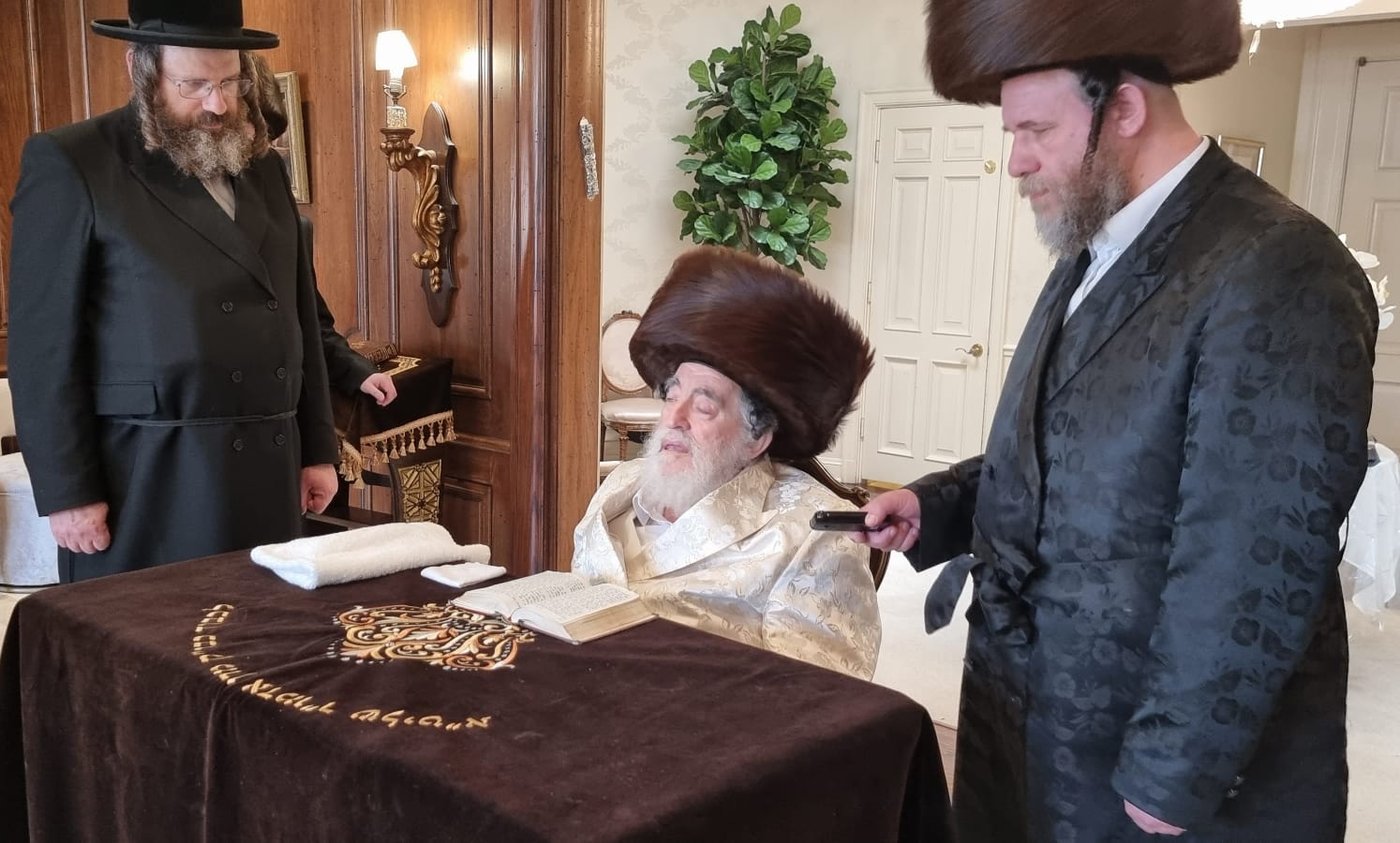 האדמו"ר מויז'ניץ באמירת הלל בערב פסח בלוס אנג'לס