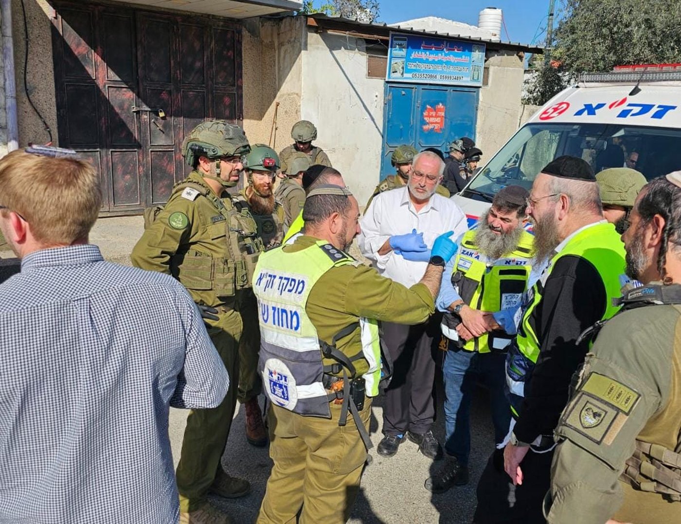 הרב אלדד בזירת הפיגוע בפונדוק לפני כחודשיים