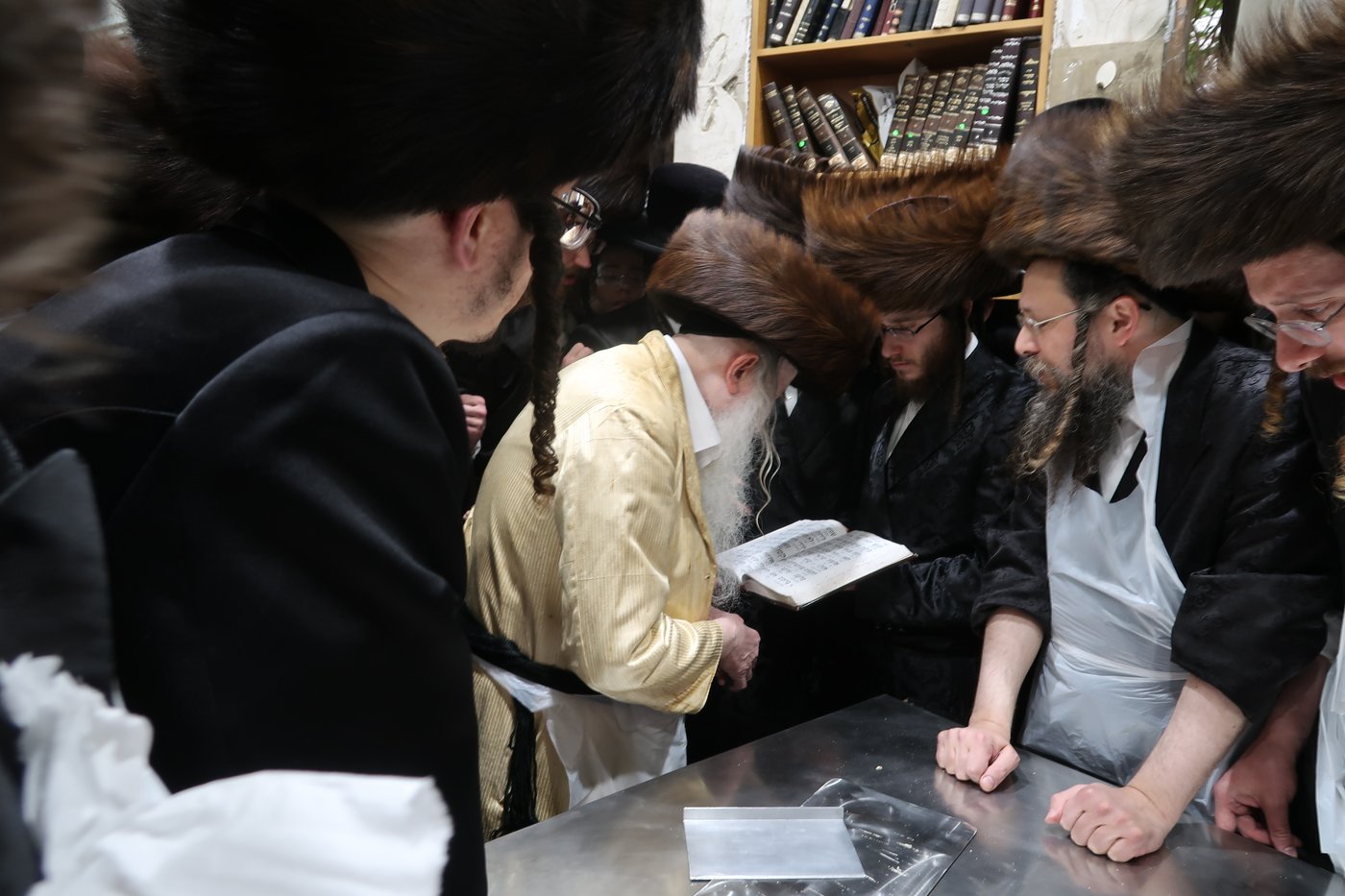 האדמו"ר ממחנובקא בעלזא באפיית מצות מצווה