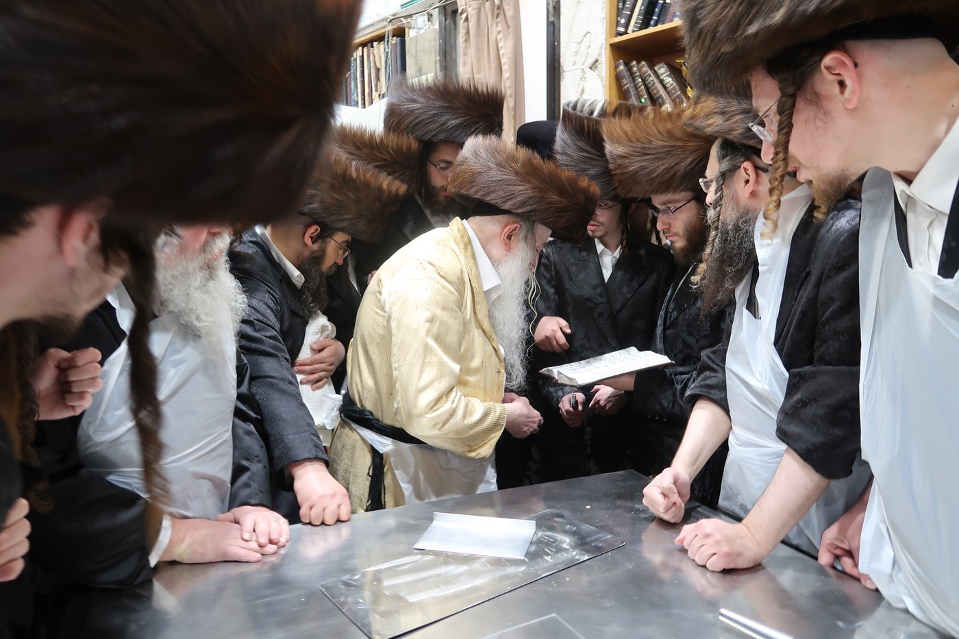 האדמו"ר ממחנובקא בעלזא באפיית מצות מצווה