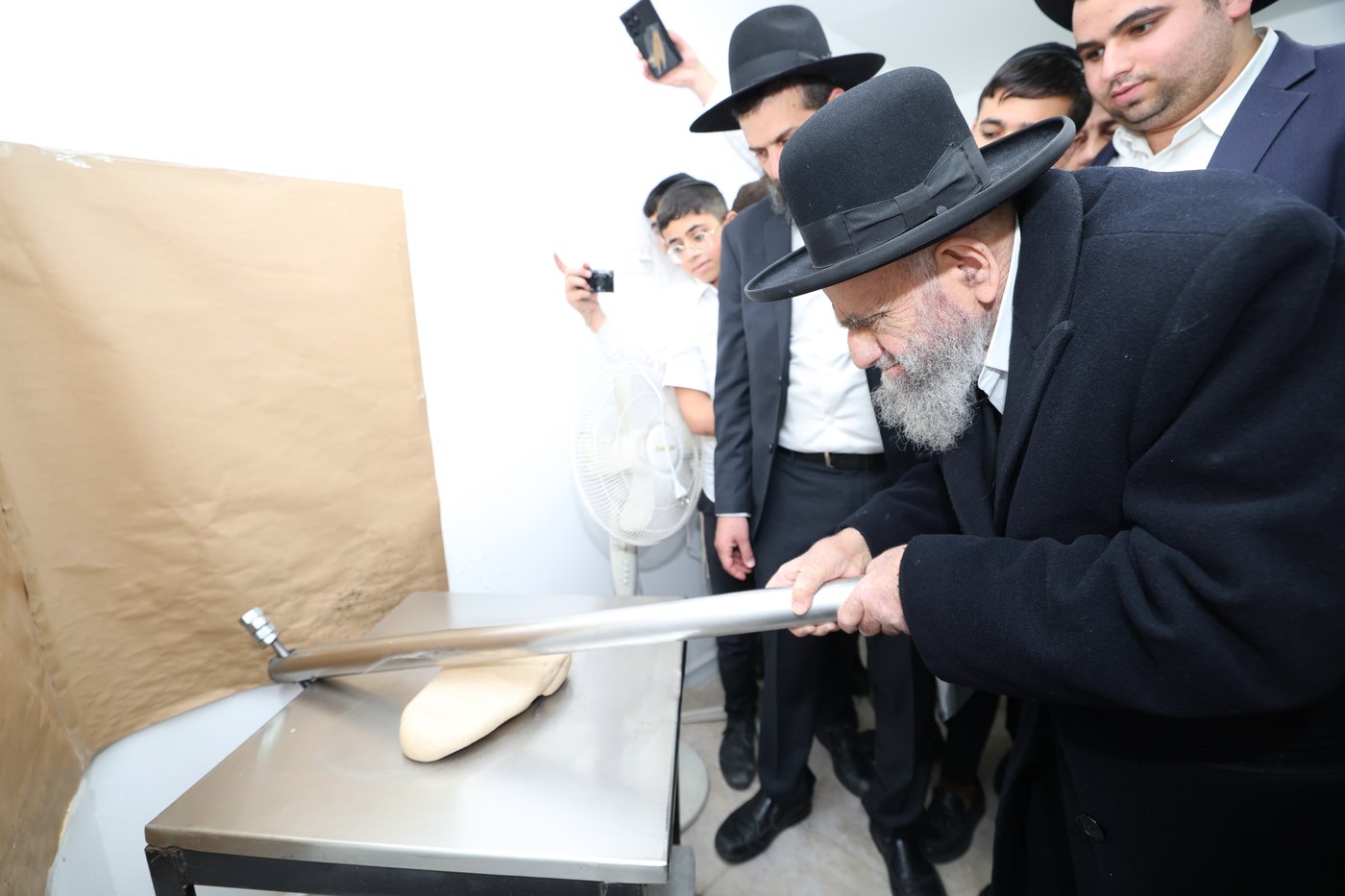 הגאון הרב משה צדקה באפיית מצות מצווה בערב פסח