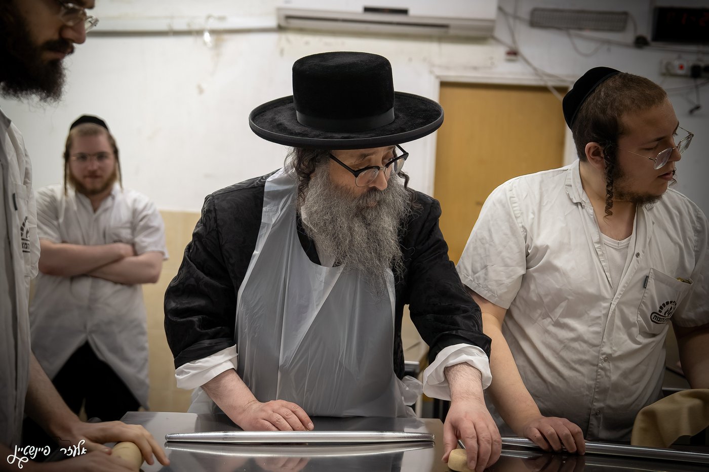 הגה"צ ראש ישיבת סאטמר באפיית מצות