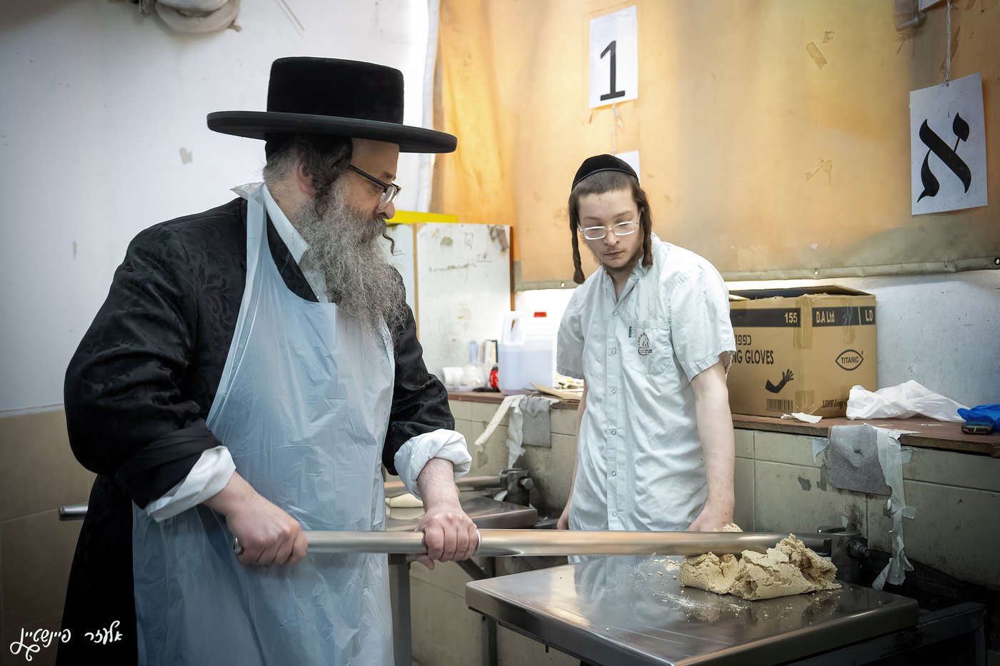 הגה"צ ראש ישיבת סאטמר באפיית מצות