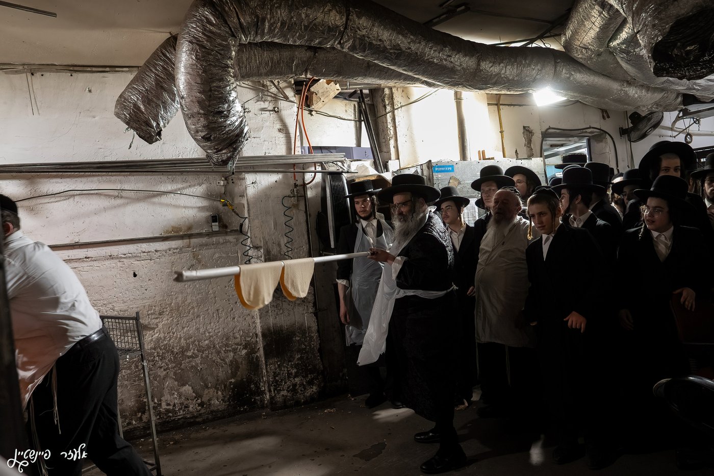 הגה"צ ראש ישיבת סאטמר באפיית מצות