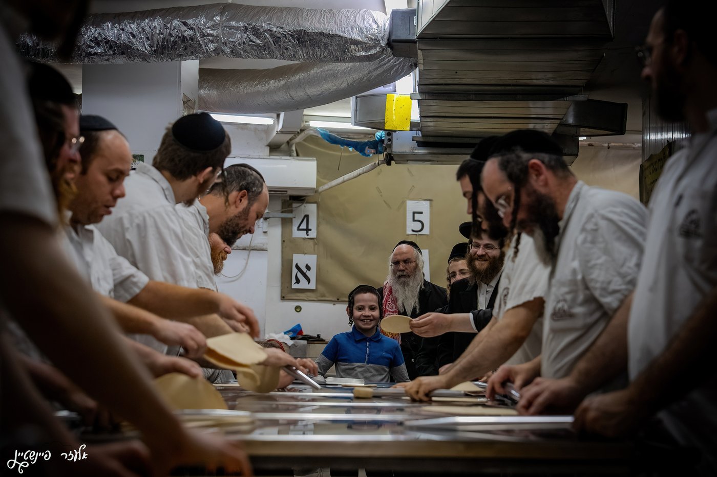 האדמו"ר מזוטשקא באפיית מצות