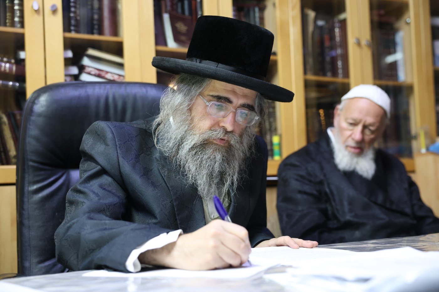 הגה"צ רבי אלעזר שטרן אב"ד מירון במכירת חמץ