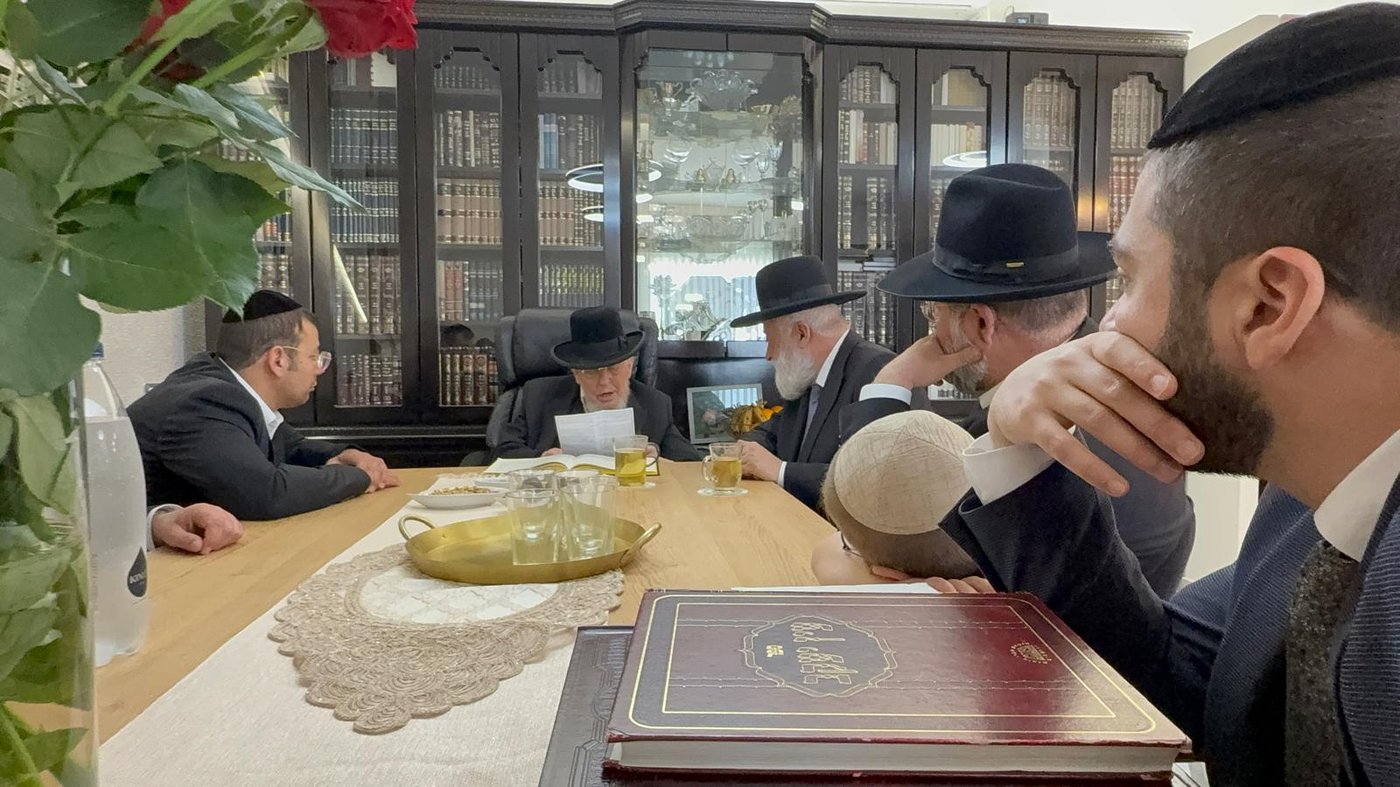 הגאון רבי יצחק אזרחי בביקור חג אצל הגאון רבי אברהם מיכאל מאמאן 