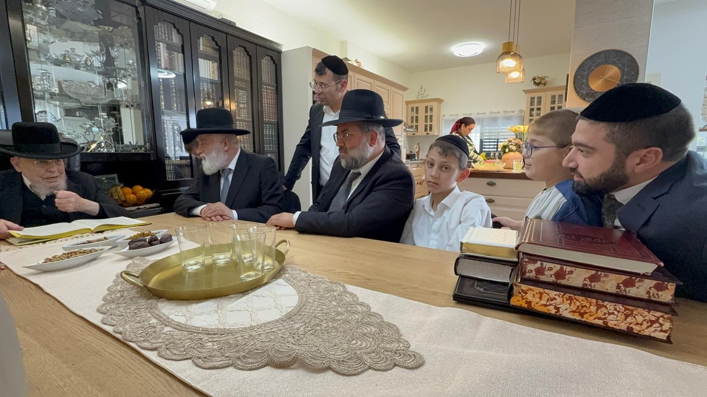 הגאון רבי יצחק אזרחי בביקור חג אצל הגאון רבי אברהם מיכאל מאמאן 
