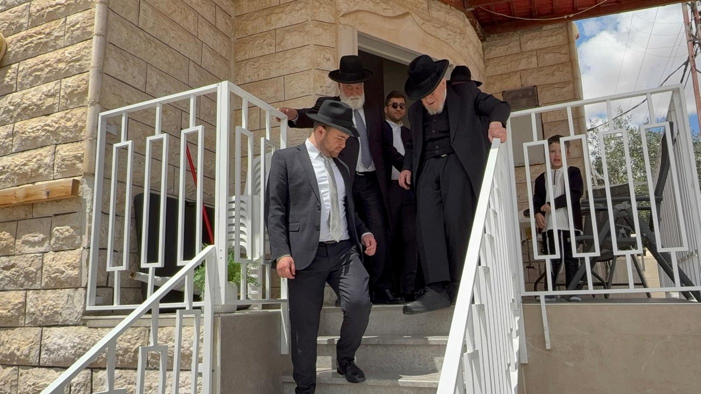 הגאון רבי יצחק אזרחי בביקור חג אצל הגאון רבי אברהם מיכאל מאמאן 
