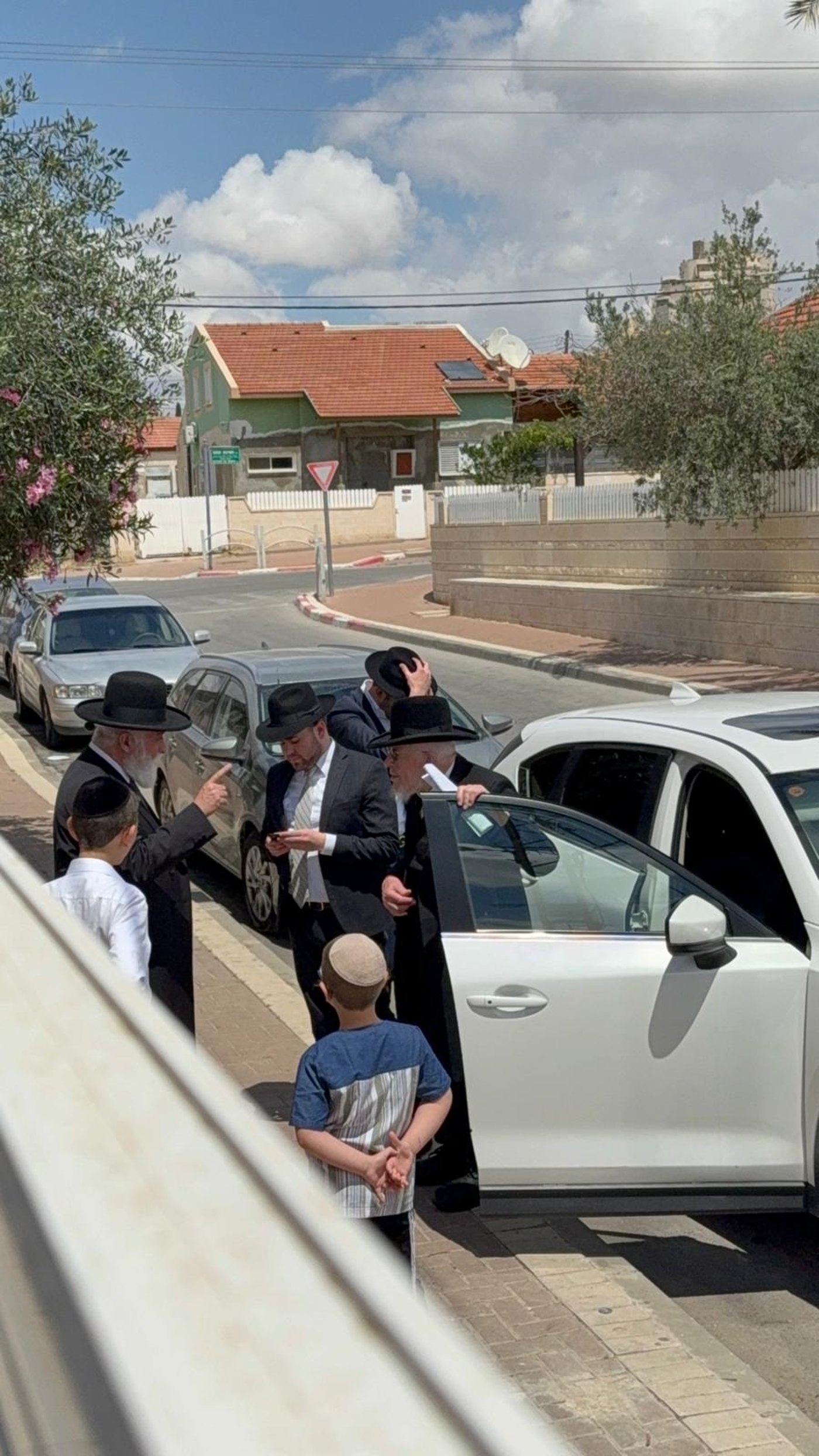 הגאון רבי יצחק אזרחי בביקור חג אצל הגאון רבי אברהם מיכאל מאמאן 