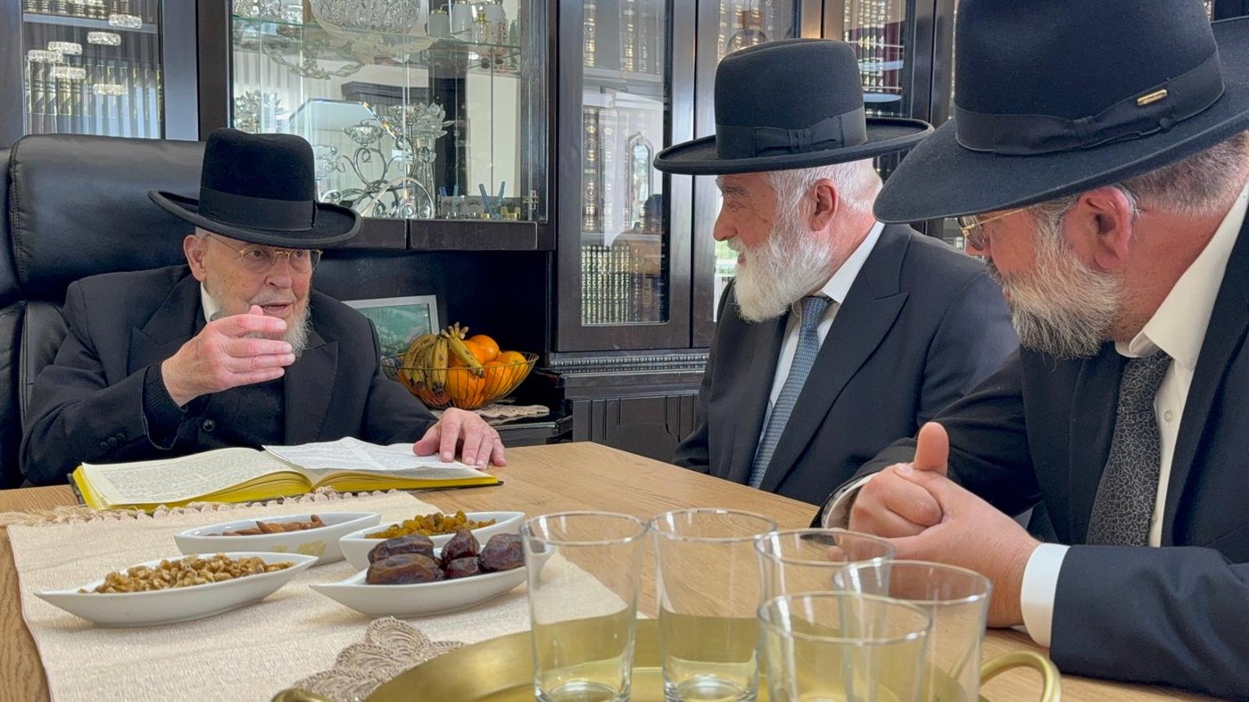 הגאון רבי יצחק אזרחי בביקור חג אצל הגאון רבי אברהם מיכאל מאמאן 
