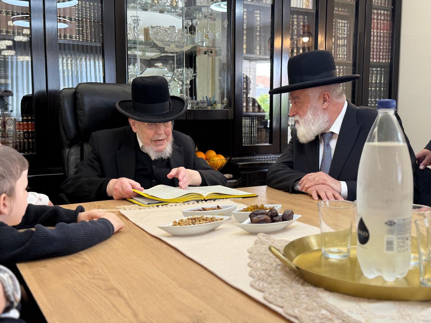 הגאון רבי יצחק אזרחי בביקור חג אצל הגאון רבי אברהם מיכאל מאמאן 