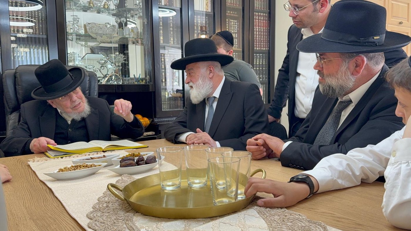 הגאון רבי יצחק אזרחי בביקור חג אצל הגאון רבי אברהם מיכאל מאמאן 