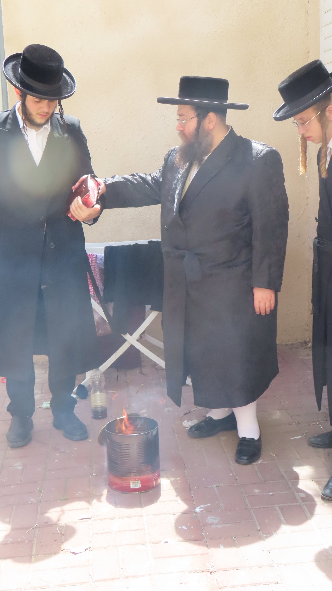 האדמו"ר מצאנז זימגראד בשריפת חמץ