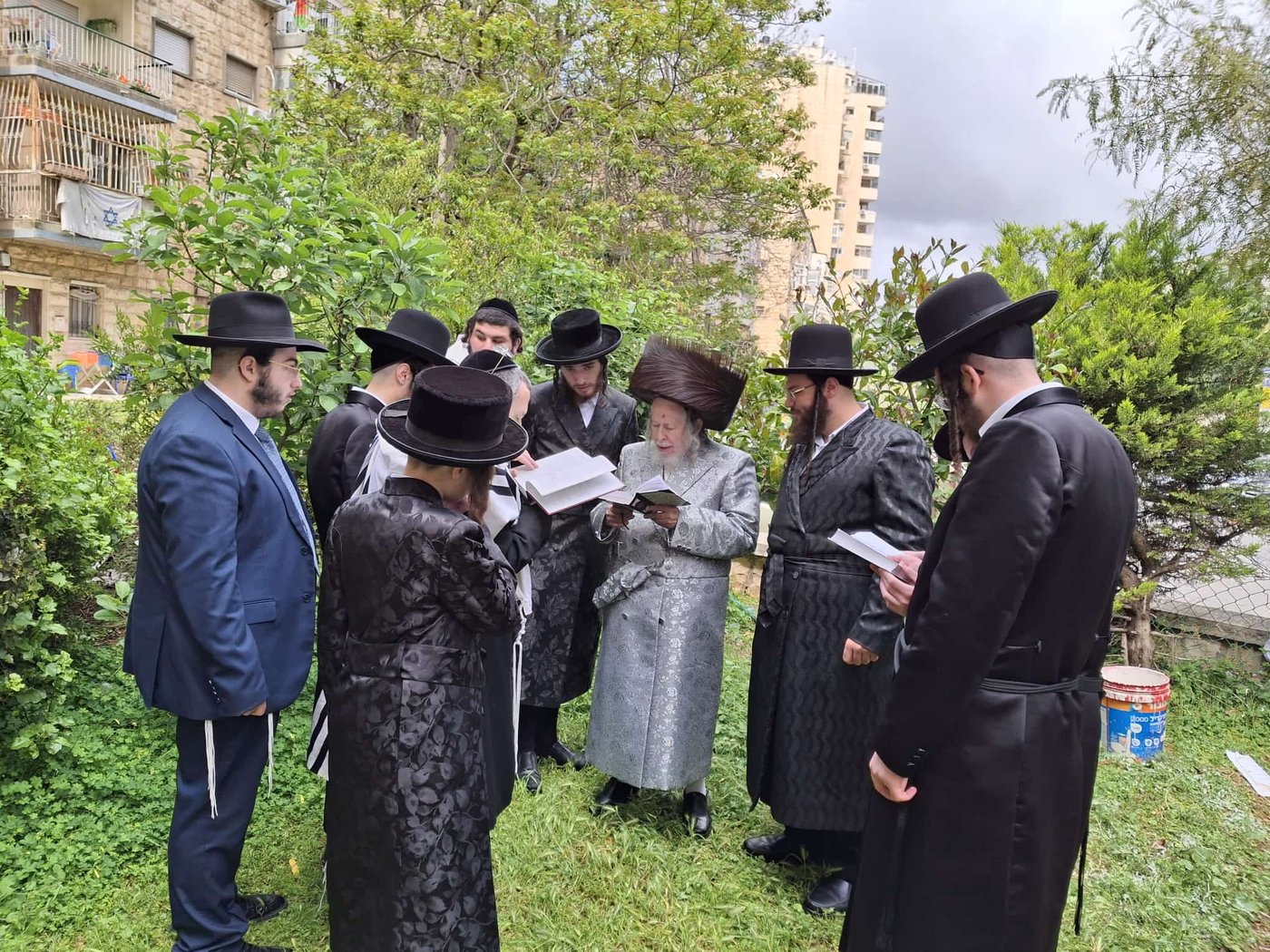 האדמו"ר מסטרופקוב בברכת האילנות