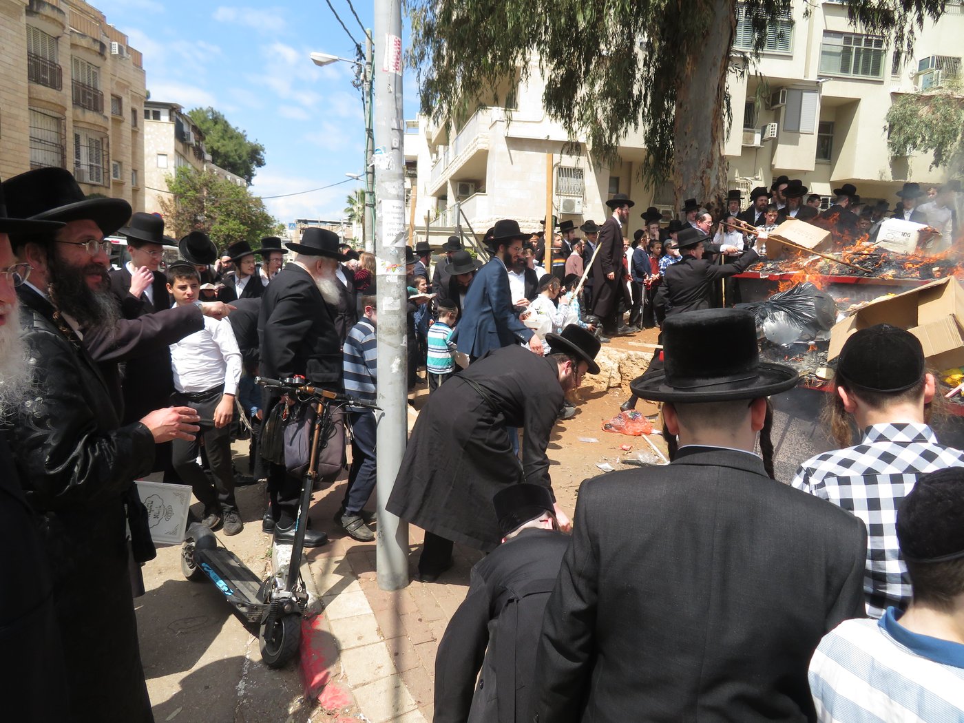 האדמו"ר מספינקא רמת אהרן בשריפת חמץ