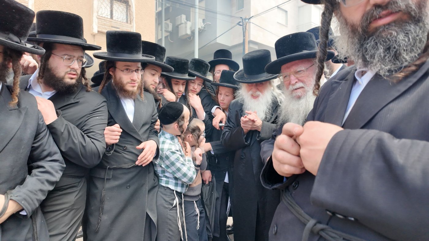 האדמו"ר ממחנובקא בעלזא בשריפת חמץ