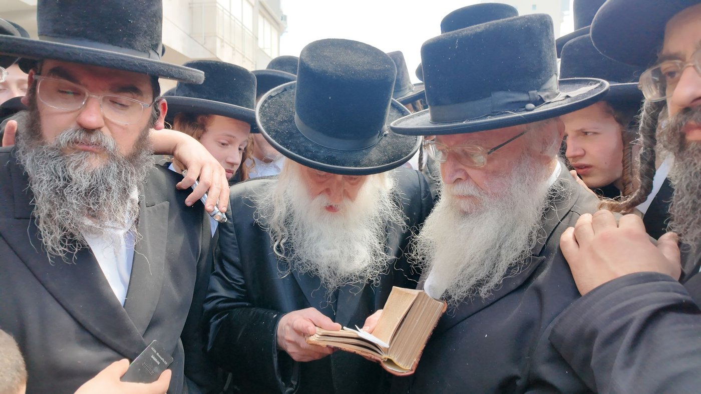 האדמו"ר ממחנובקא בעלזא בשריפת חמץ