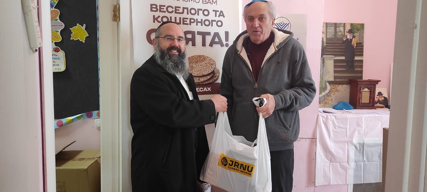 לפני העוצר בחלקים מהעיר: הרב לויטנסקי בחלוקת מצרכים ליהודי סומי לקראת הסדר הביתי