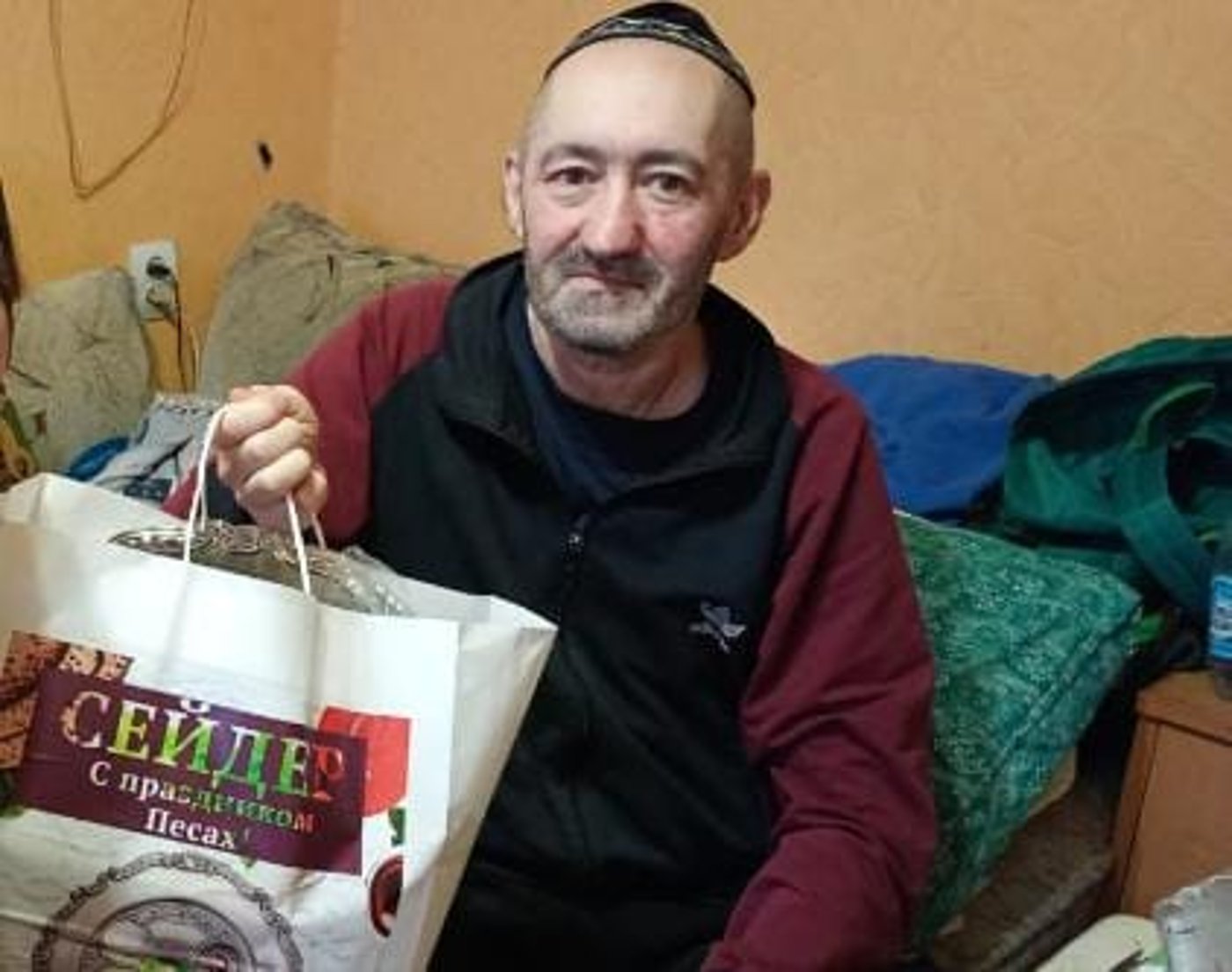 לפני העוצר בחלקים מהעיר: הרב לויטנסקי בחלוקת מצרכים ליהודי סומי לקראת הסדר הביתי