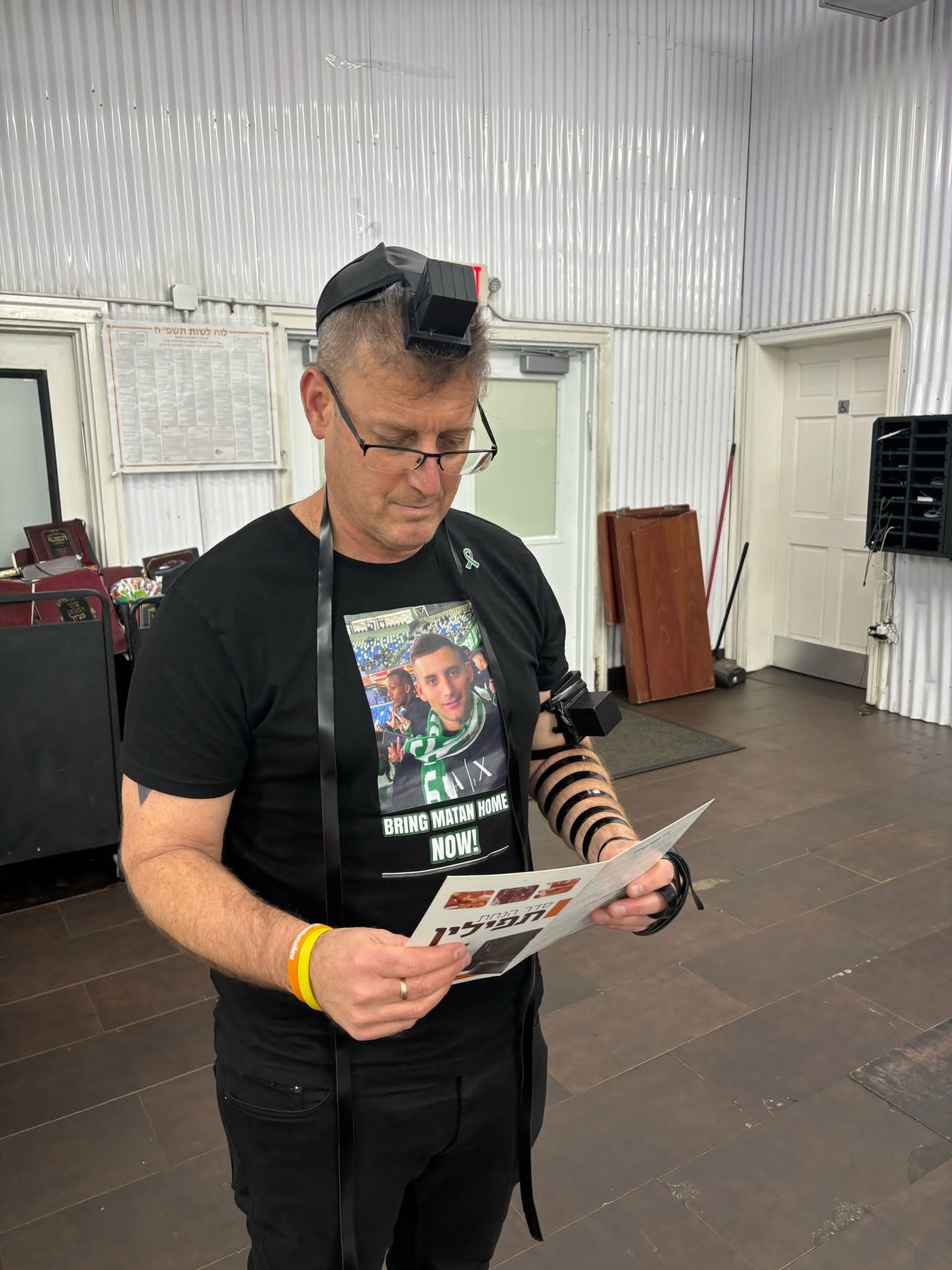 חגי אנגרסט בציונו של הרבי מליובאוויטש