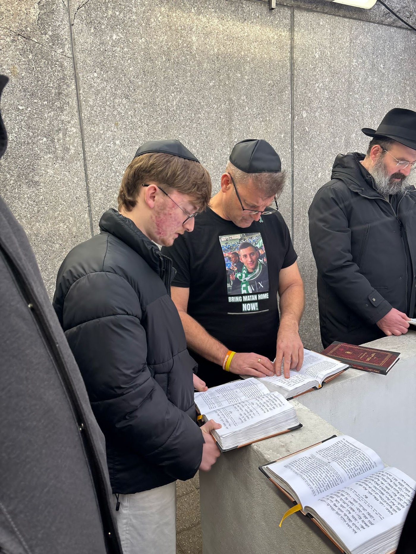 חגי אנגרסט בציונו של הרבי מליובאוויטש
