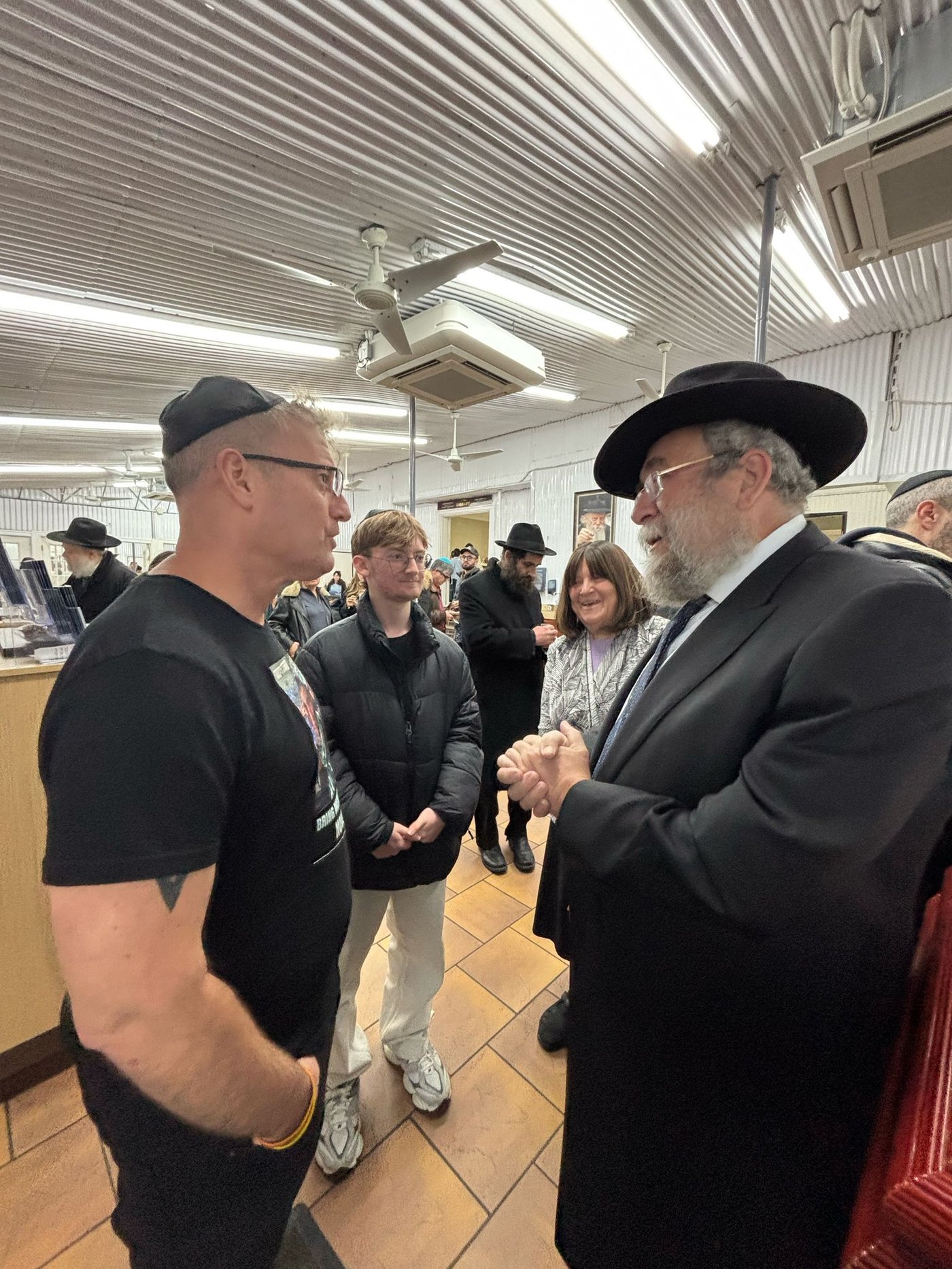 חגי אנגרסט בציונו של הרבי מליובאוויטש