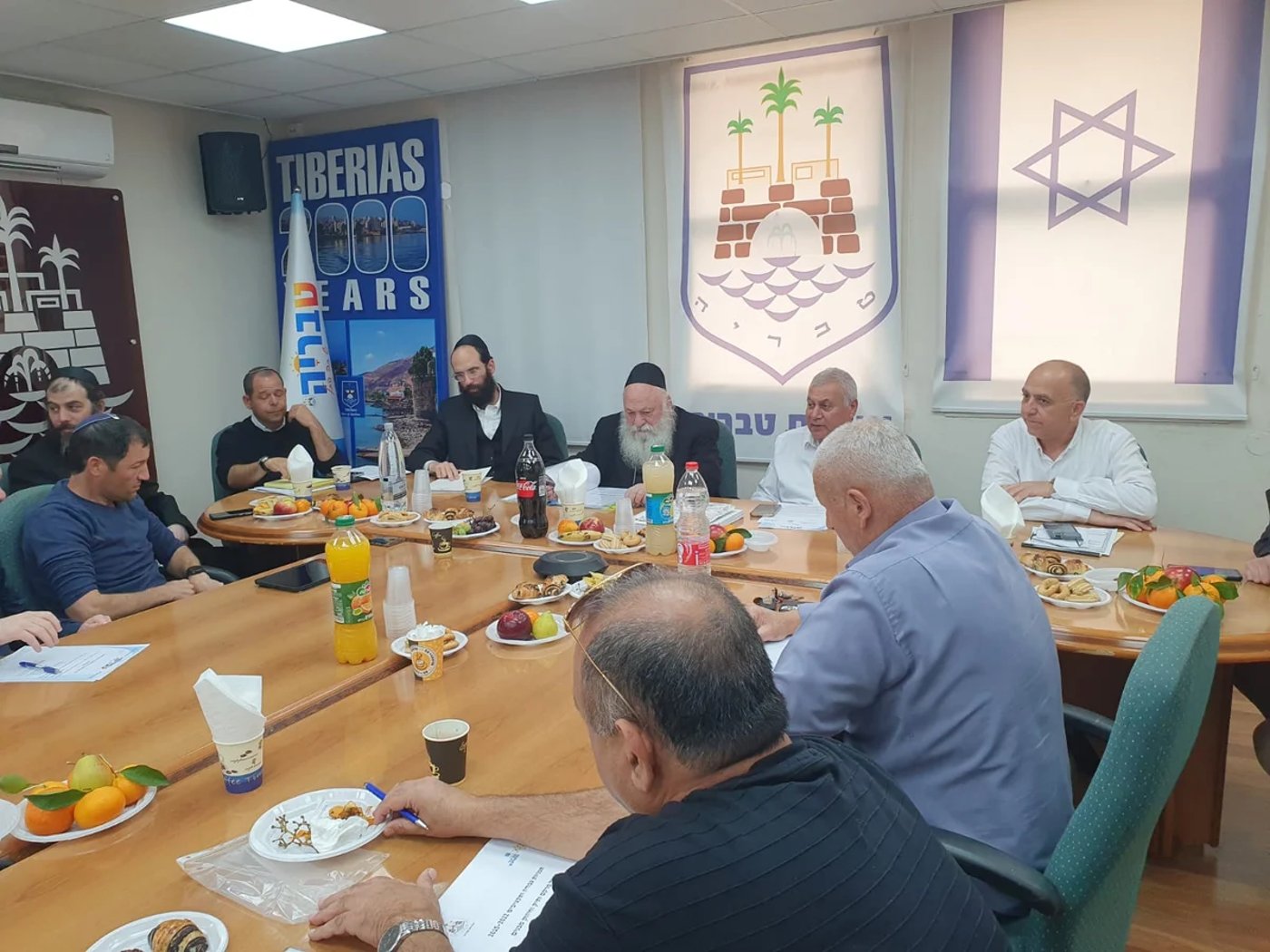 מורגנשטרן לצידו של השר - במהלך ישיבת צוות בעיר טבריה