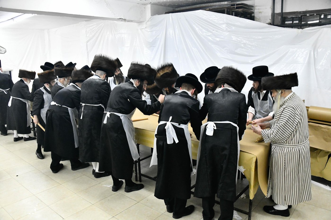 האדמו"ר מקרעטשניף י-ם באפיית מצות ערב פסח