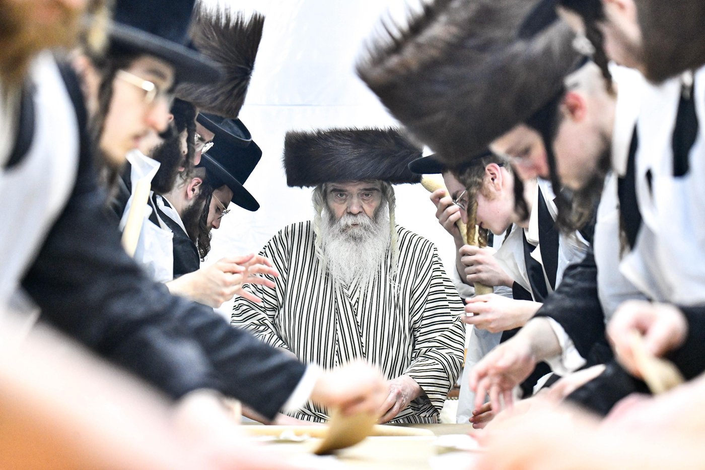 האדמו"ר מקרעטשניף י-ם באפיית מצות ערב פסח
