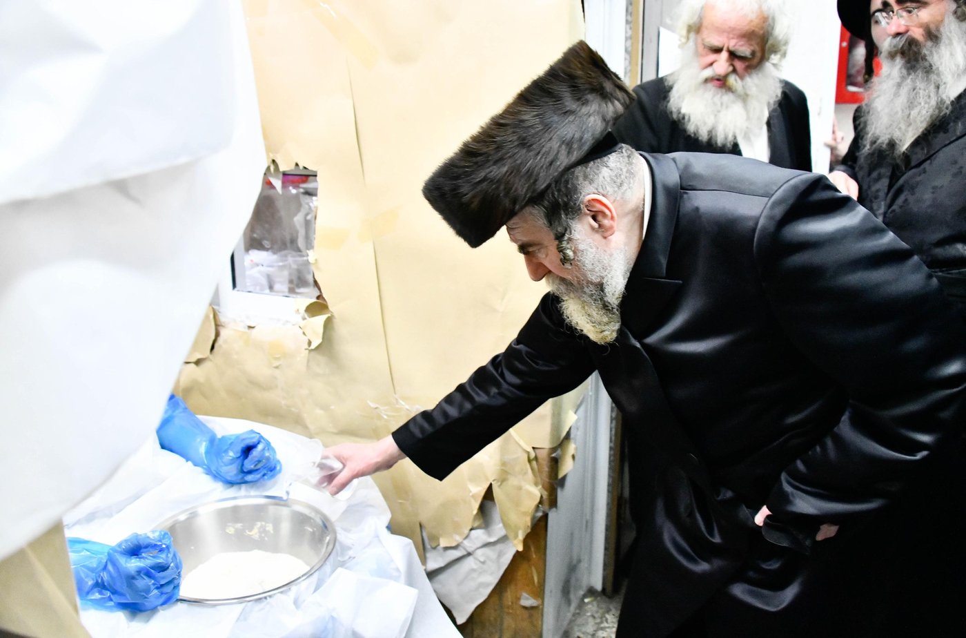 האדמו"ר מרחמסטריווקא באפיית מצות ערב פסח