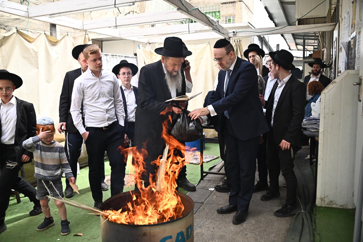 הגאון רבי מרדכי שמואל אדלשטיין בשריפת חמץ