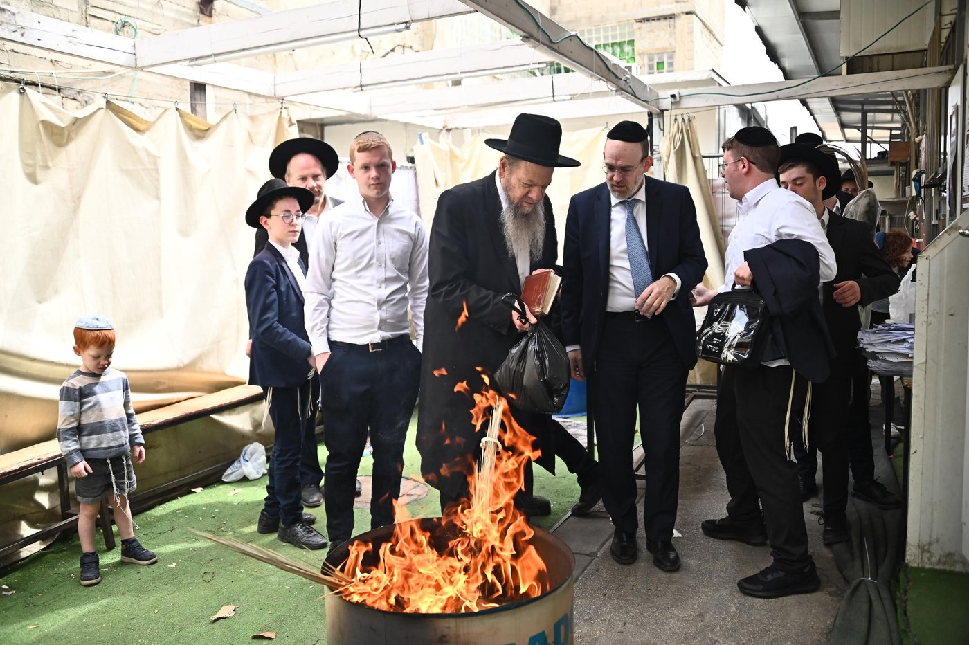 הגאון רבי מרדכי שמואל אדלשטיין בשריפת חמץ